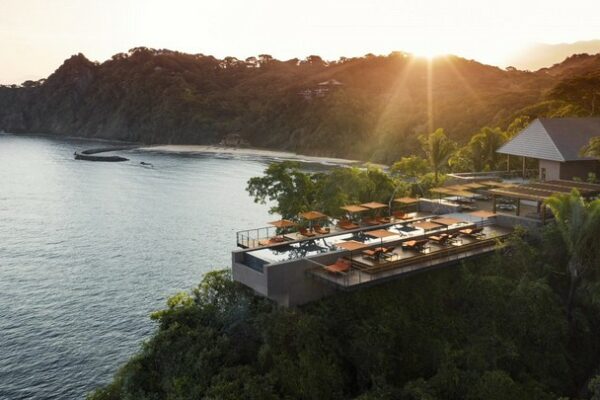 RLH Properties inaugura su nuevo hotel y residencias en Mandarina, entrega de llaves al operador One&Only