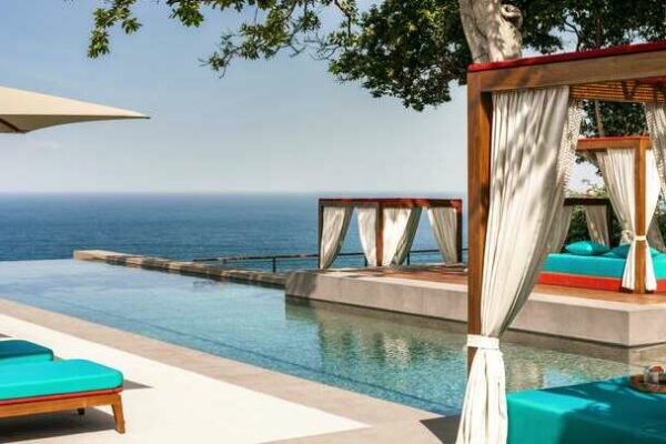 RLH Properties inaugura su nuevo hotel y residencias en Mandarina, entrega de llaves al operador One&Only