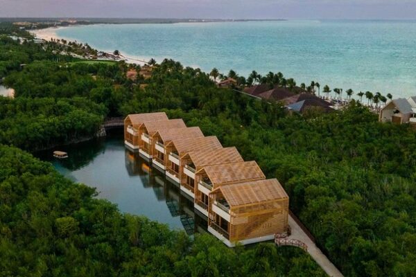 Resort de la Riviera Maya acaba de agregar impresionantes villas flotantes - y cada una tiene su propia alberca privada en el rooftop